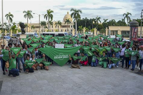 Pañuelazo verde frente al Palacio Nacional por el Día de Acción Global