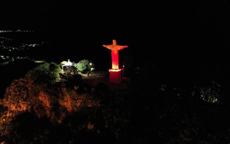 Cristo Redentor De Para Na Recebe Ilumina O Vermelha Para Alertar