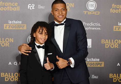 Kylian Mbappé Pose Avec Son Petit Frère Ethan à La Cérémonie Du Ballon