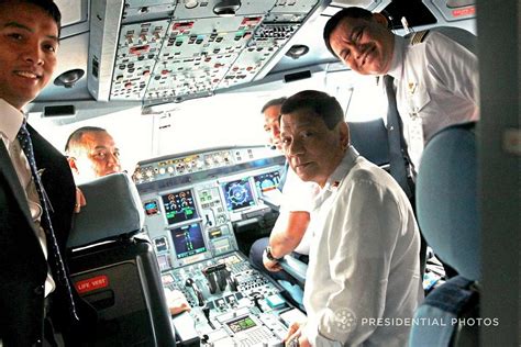 Pr Sident Rodrigo Roa Duterte Gesellt Sich Zu Den Piloten Im Cockpit