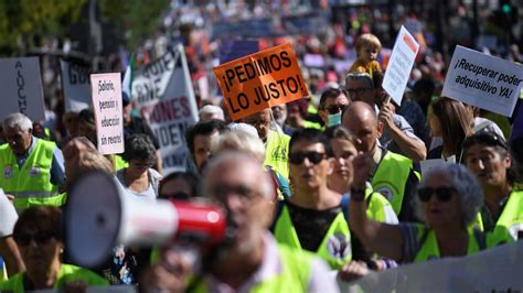 Miles De Pensionistas Se Manifiestan En Madrid Para Denunciar La