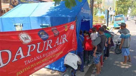 Cuaca Panas Relawan Nasrani Buka Dapur Air Minum Gratis Untuk Pemudik