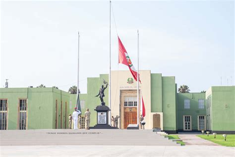 Fernando Velasco Presente En El Izamiento De Bandera En La Escuela