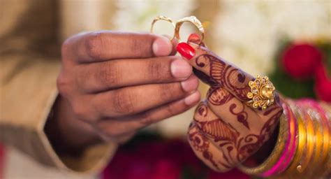 First Wedding Night लग्नाच्या पहिल्या रात्री भारतीय करतात हे काम