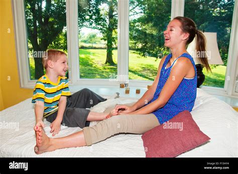 Gar On Chatouille S Urs Plus G Es Pied Photo Stock Alamy