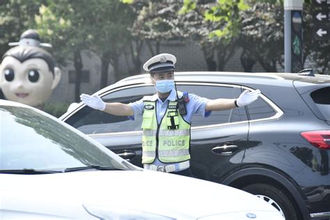 石家庄交警战高温、斗酷暑 为群众平安出行保驾护航 国际在线