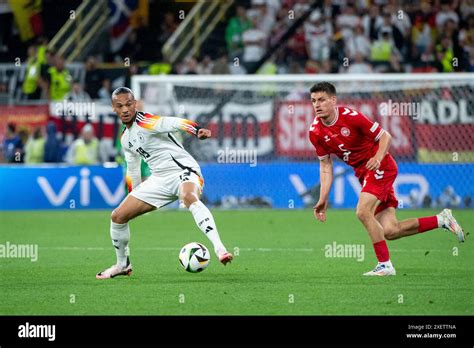 Leroy Sane Deutschland 19 Im Zweikampf Mit Joakim Maehle Pedersen