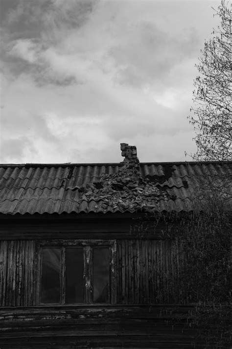 Abandoned House in Black and White · Free Stock Photo