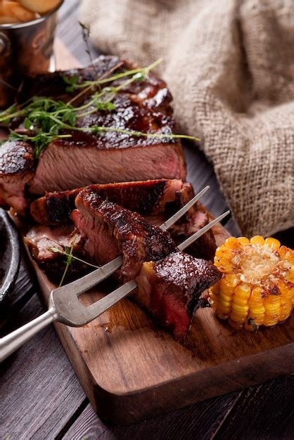 Filete A La Plancha En Rodajas Sobre Una Tabla Para Cortar Foto Premium