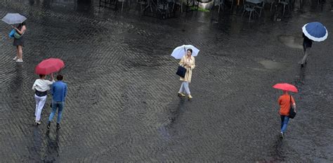 Nubifragio A Siena Le Strade Diventano Fiumi In Piena Allagata Una