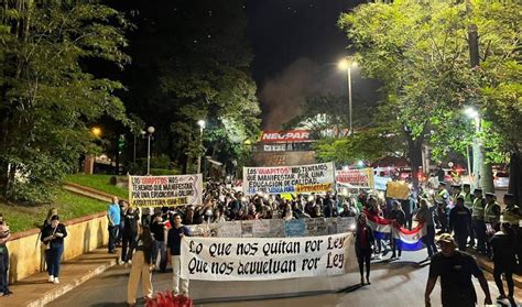 Estudantes Paraguaios Protestam Na Ponte Da Amizade Contra Cortes Na