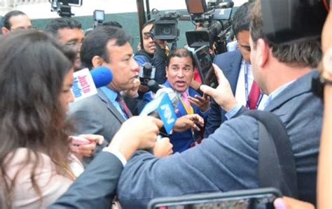 Félix Chero pierde los papeles y discute con la prensa al salir del