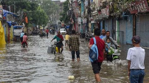 Monsoon Live Heavy Rain Lashes Parts Of Delhi Imd Issues Red Alert