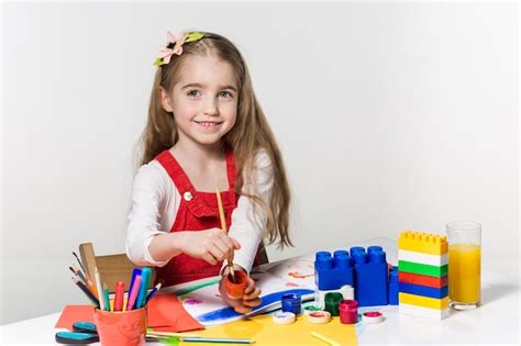 Jolie Petite Fille Dessin Avec De La Peinture Et Un Pinceau à La Maison