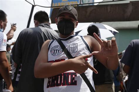 Hinchas De Alianza Lima Realizan Banderazo En Los Exteriores Del Estadio Alejandro Villanueva