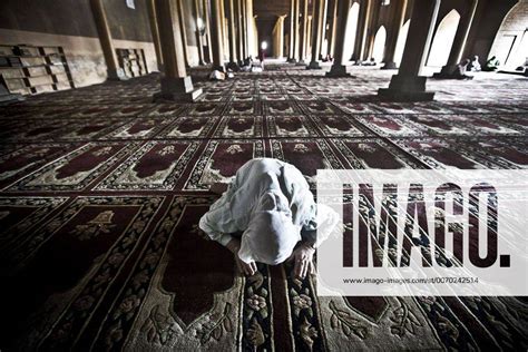 Aug 03 2011 Srinagar Kashmir India Kashmri Muslim Woman Praying