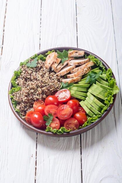 Ensalada De Quinua Con Pollo Con Aguacate Y Tomates Foto Premium