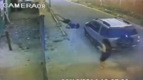 Impactante Video La Atropell Un Auto Y Sobrevivi De Milagro