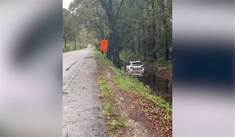 V Deo Motorista Perde Controle Por Causa Da Chuva E Carro Vira