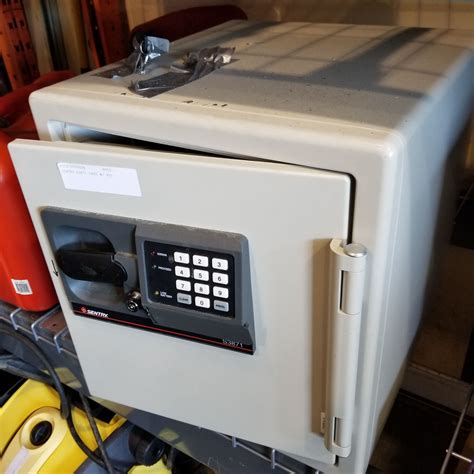 SENTRY S3871 SAFE W/ KEY - Big Valley Auction