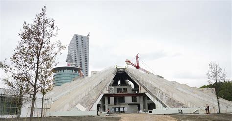 Veliaj Dhe Arkitekti Winy Mass Inspektojn Punimet Te Piramida I