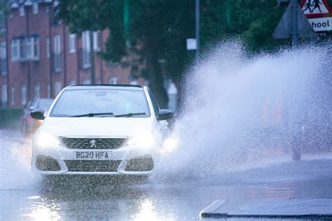 Uk Weather Heavy Rain Set To Hit North Of England After London Flash