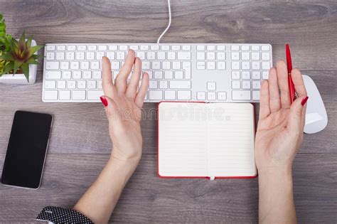 Primer De La Escritura Femenina De La Mano En Un Cuaderno En Un