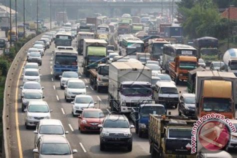 Jalan Tol Jakarta Cikampek Macet Parah Antara News Megapolitan