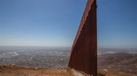 Disputa entre cárteles por el control del muro fronterizo deja un muerto