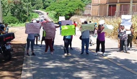 Habitantes De Diferentes Comunidades Bloquean La Carretera Coatepec Las