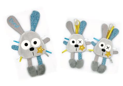 Doudou lapin et attache tétine gris bleu jaune Doudou lapin Doudou