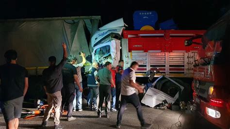 Çorum da arıza nedeniyle park halindeki tıra çarpan tırın sürücüsü