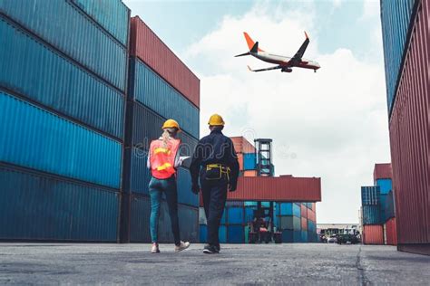 travailleur industriel travaille avec un collègue dans le port de