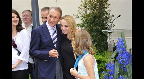 Photo Bertrand Delano Pose Avec Chlo Mons Et Sa Fille Popp E L