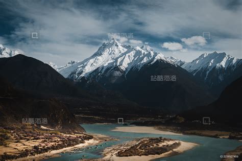 中国西藏林芝雅鲁藏布大峡谷的桃花和雪山站酷海洛正版图片视频字体音乐素材交易平台站酷旗下品牌