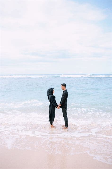 10 Ide Foto Prewedding Tema Pantai Yang Lucu