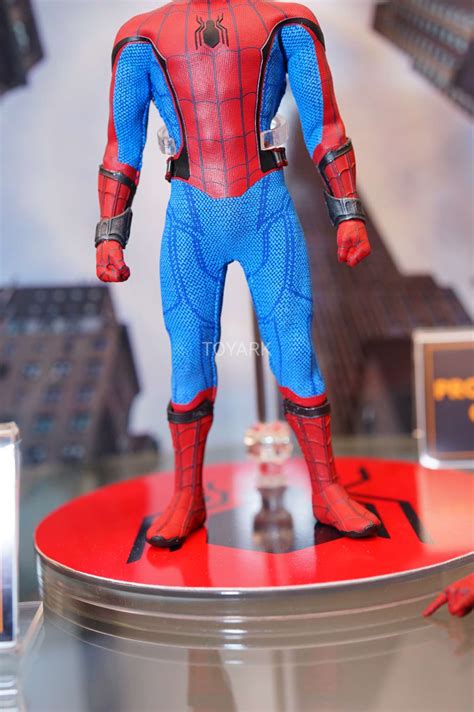 SDCC 2017 Gallery Mezco One 12 Collective Spider Man Homecoming And