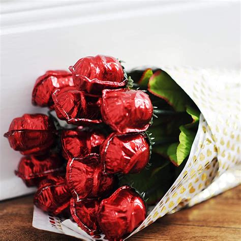 One Dozen Chocolate Roses in Display Box | LorentaNuts.com