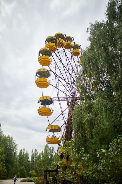 Antiga Roda Gigante Abandonada No Parque De Divers Es Na Cidade