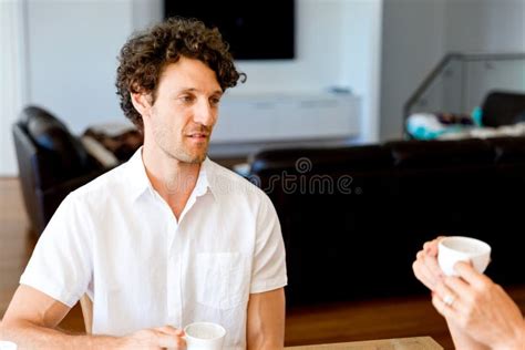 Retrato Del Hombre Que Se Sienta Y Que Habla Con La Mujer Dentro Imagen