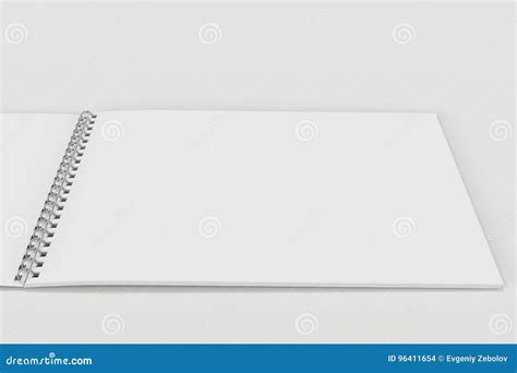 Abra El Cuaderno Blanco En Blanco Con Espiral Del Metal Limite En El