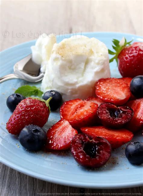 Faisselle Aux Petits Fruits Rouges Fraises Cerises Et Myrtilles