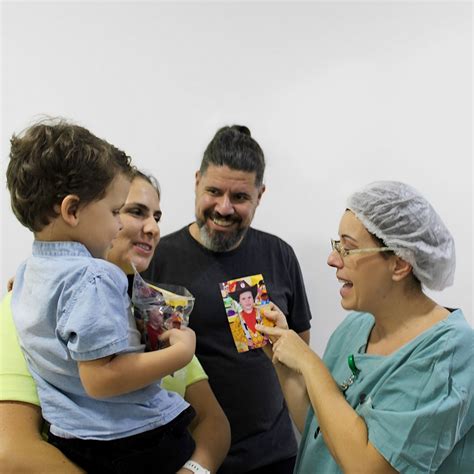 Criança Que Sobreviveu A Ataque Em Creche De Blumenau Visita E Presenteia Equipe De Hospital