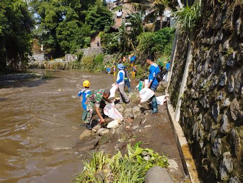 Kurang Sadar Lingkungan Buang Sampah Di Sungai Disinyalir Jadi Penyebab