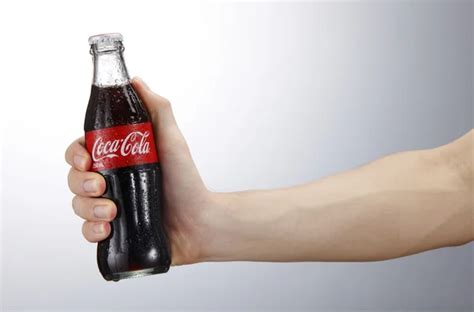 Hand Holding A Coca Cola Images Libres De Droit Photos De Hand Holding