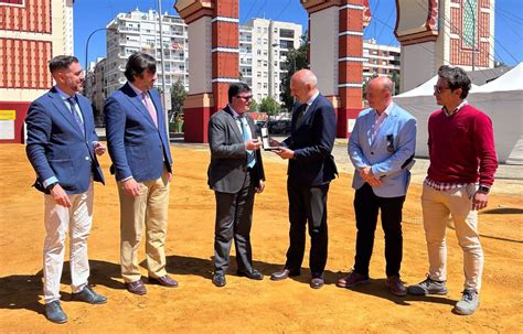 El Ayuntamiento de Sevilla recoge las llaves simbólicas de la Feria