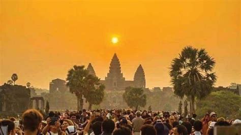 Almost 9K Tourists See Equinox Sunrise At Angkor Wat Asia News