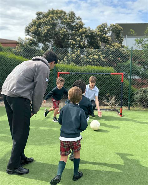 Los alumnos de 2º Bachillerato visitan las aulas de Infantil del