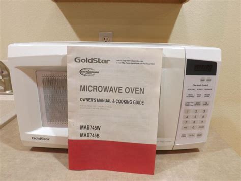 LOT 6 GOLDSTAR MICROWAVE OVEN | EstateSales.org