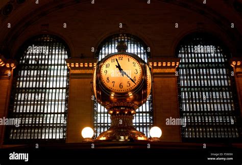 Grand central station clock hi-res stock photography and images - Alamy